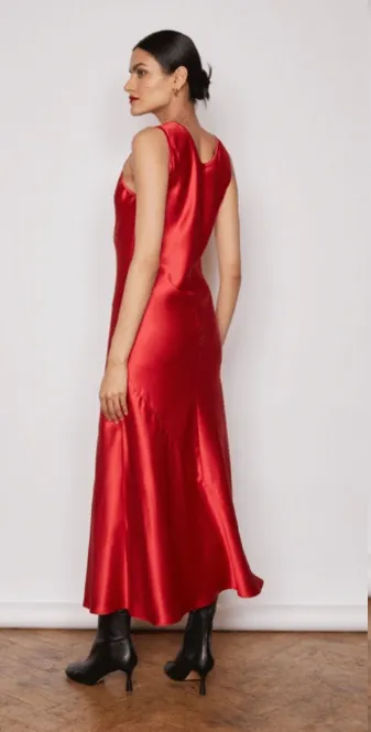 Elegant Ruby Marrilyn Dress - Stylish Evening Wear with Flattering Fit